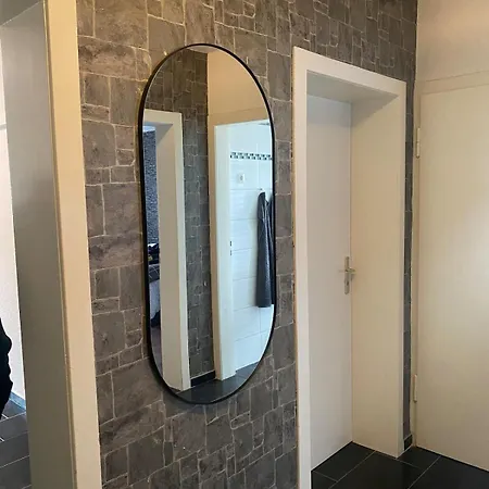 Appartement Sehr Gute Lage Mit Strassenbahn Vor Der Tuer & Riesen Bett, Messe Nah *