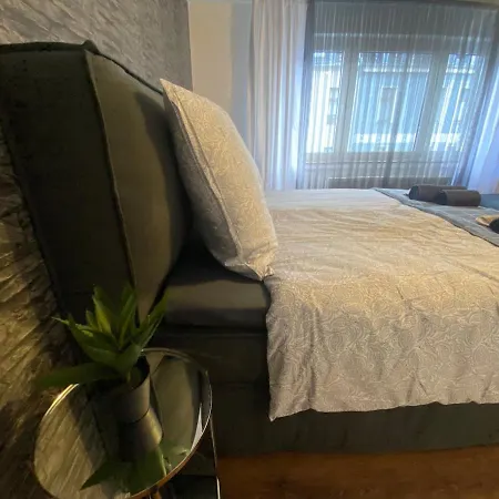 Sehr Gute Lage Mit Strassenbahn Vor Der Tuer & Riesen Bett, Messe Nah Эссен