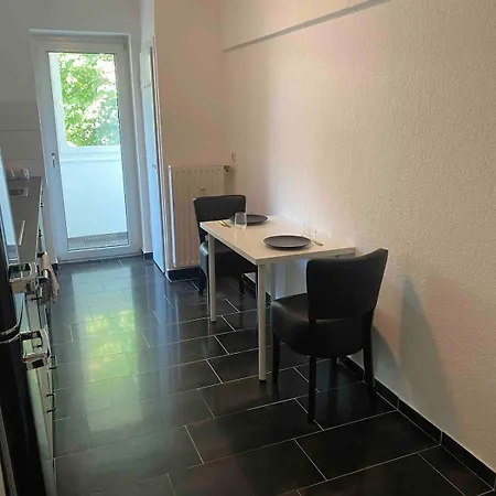 Sehr Gute Lage Mit Strassenbahn Vor Der Tuer & Riesen Bett, Messe Nah דירה אסן