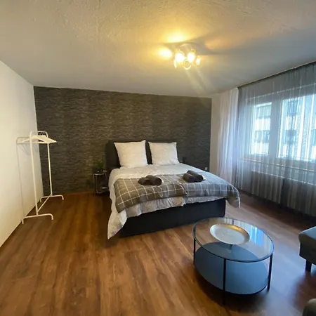 Appartement Sehr Gute Lage Mit Strassenbahn Vor Der Tuer & Riesen Bett, Messe Nah Essen