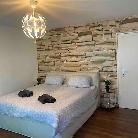 Sehr Gute Lage Mit Strassenbahn Vor Der Tuer & Riesen Bett, Messe Nah *