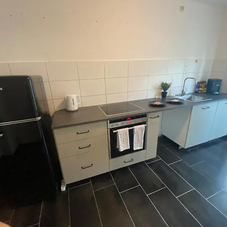 Sehr Gute Lage Mit Strassenbahn Vor Der Tuer & Riesen Bett, Messe Nah * Essen