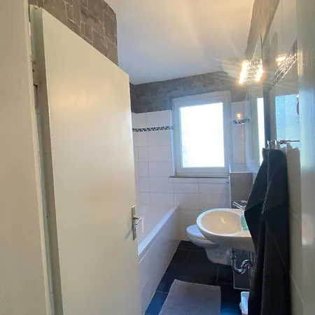 Sehr Gute Lage Mit Strassenbahn Vor Der Tuer & Riesen Bett, Messe Nah *