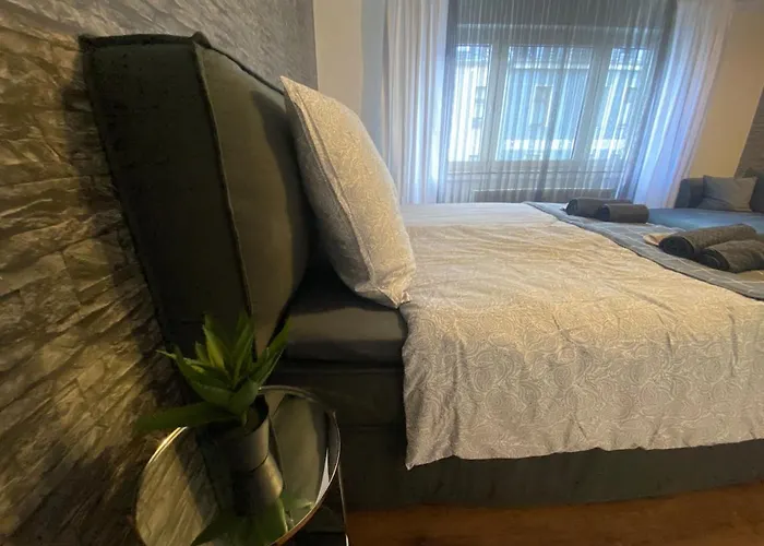 Sehr Gute Lage Mit Straßenbahn Vor Der Tür&riesen Bett, Messe Nah Essen