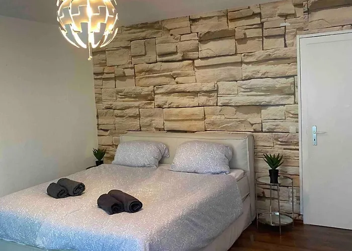 Sehr Gute Lage Mit Straßenbahn Vor Der Tür&riesen Bett, Messe Nah *