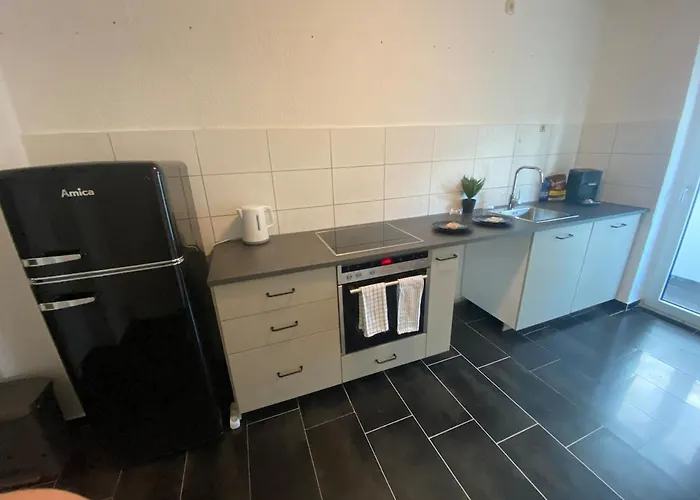 Sehr Gute Lage Mit Straßenbahn Vor Der Tür&riesen Bett, Messe Nah * Essen