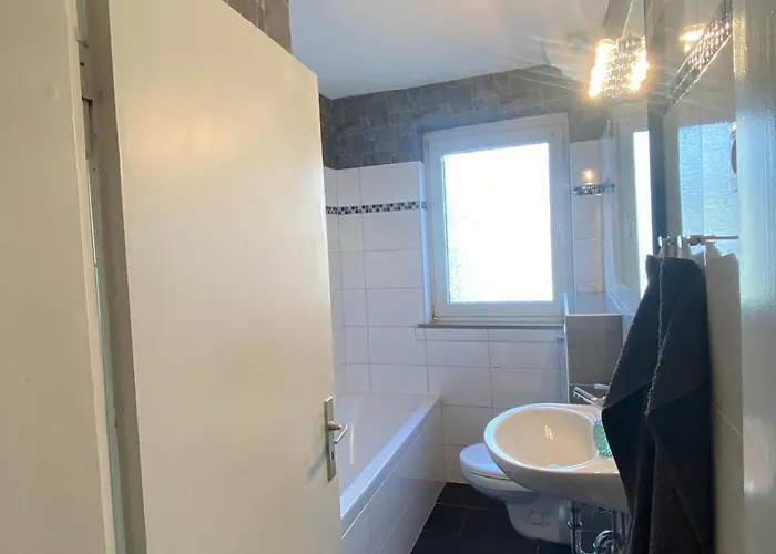 Sehr Gute Lage Mit Straßenbahn Vor Der Tür&riesen Bett, Messe Nah *